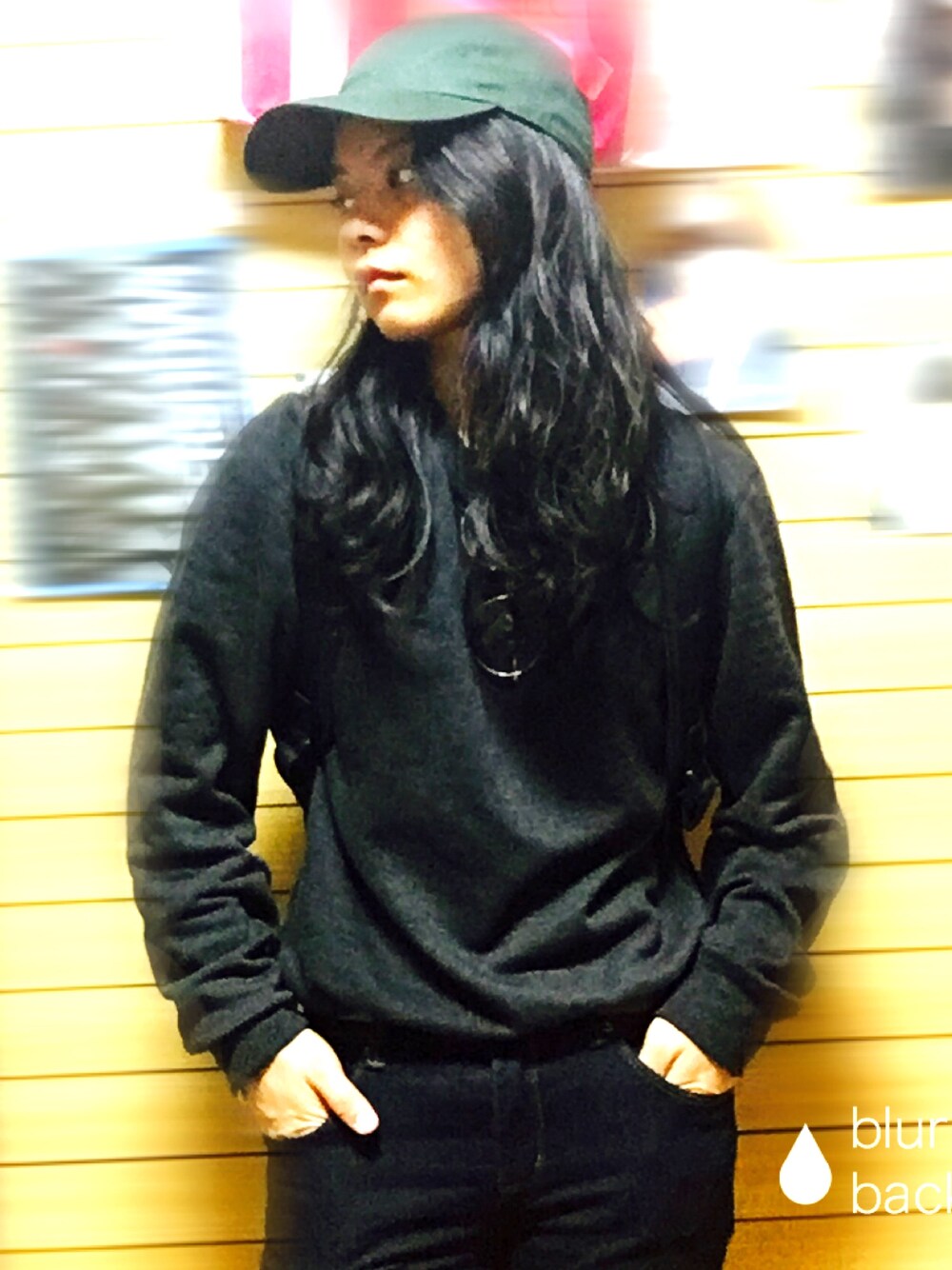 「ブラックコーデ、雨の日、沖縄」｜「Quiksilverのアイテム（スウェット、グレー系）」を使った、Mzkiさん（レディース・155cm）の秋コーディネートの1枚目の写真
