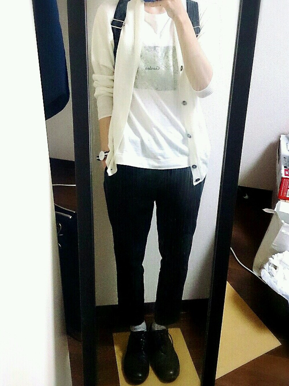 「boycott、Daniel Wellington、白カーディガン、白Tシャツ、黒パンツ、ボーダーソックス、革靴」｜「BOYCOTTの綿麻シャンブレークロップドパンツ（その他パンツ、ブラック系）」を使った、junpeiさん（メンズ・166cm）の春コーディネートの1枚目の写真