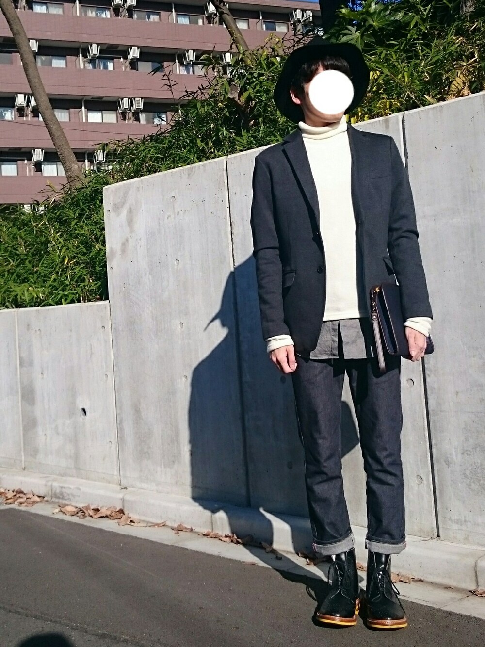 「シンプル、冬コーデ、大学生、ハット、タートルネックニット、ジャケット、スキニーデニム、ロールアップ、ブーツ、クラッチバッグ」｜「tk.TAKEO KIKUCHIのウールフェルト中折れハット（ハット、ブラック系）」を使った、junpeiさん（メンズ・166cm）の冬コーディネートの1枚目の写真