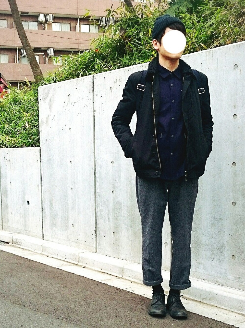 ブラック系のミリタリージャケット、パープル系のトップス、グレー系のその他パンツを着用したメンズの冬コーディネートの1枚目の写真