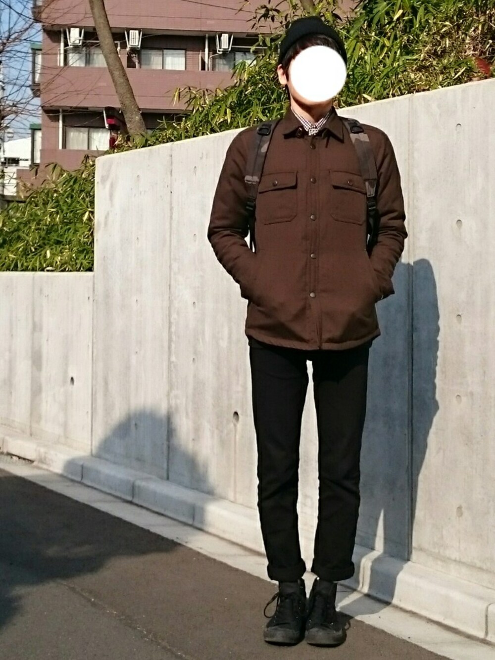 「冬、シンプル、大学生、ニット帽、ブルゾン、ギンガムチェック、黒スキニー、ロールアップ、スニーカー、カモフラ」｜「BOYCOTTのコットンスラブニットワッチ（ニットキャップ/ビーニー、ブラック系）」を使った、junpeiさん（メンズ・166cm）の冬コーディネートの1枚目の写真