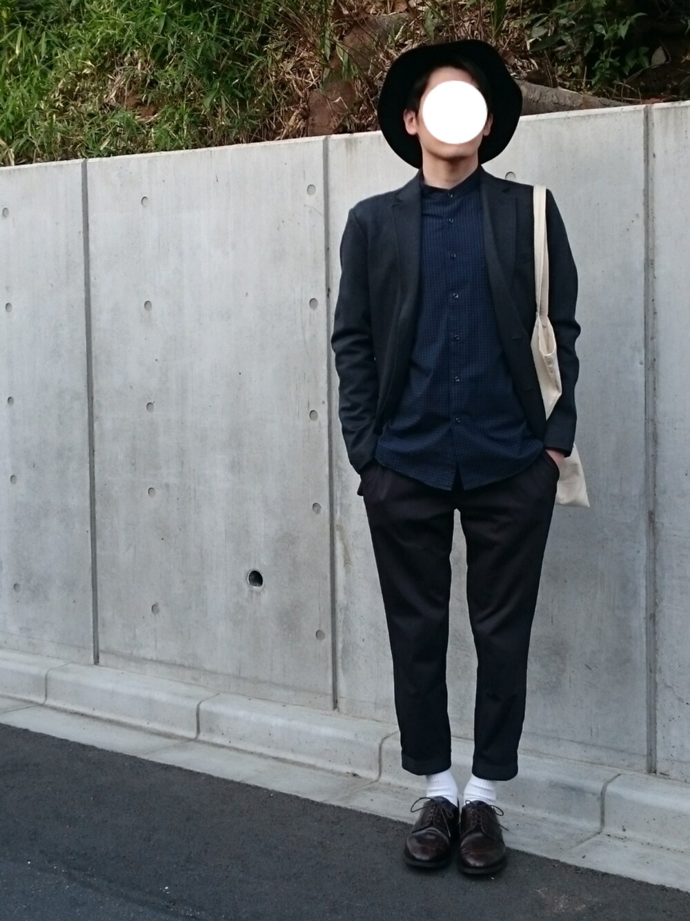 グレー系のテーラードジャケット、ブルー系のシャツ/ブラウス、グレー系のその他パンツを着用したメンズの夏コーディネートの1枚目の写真