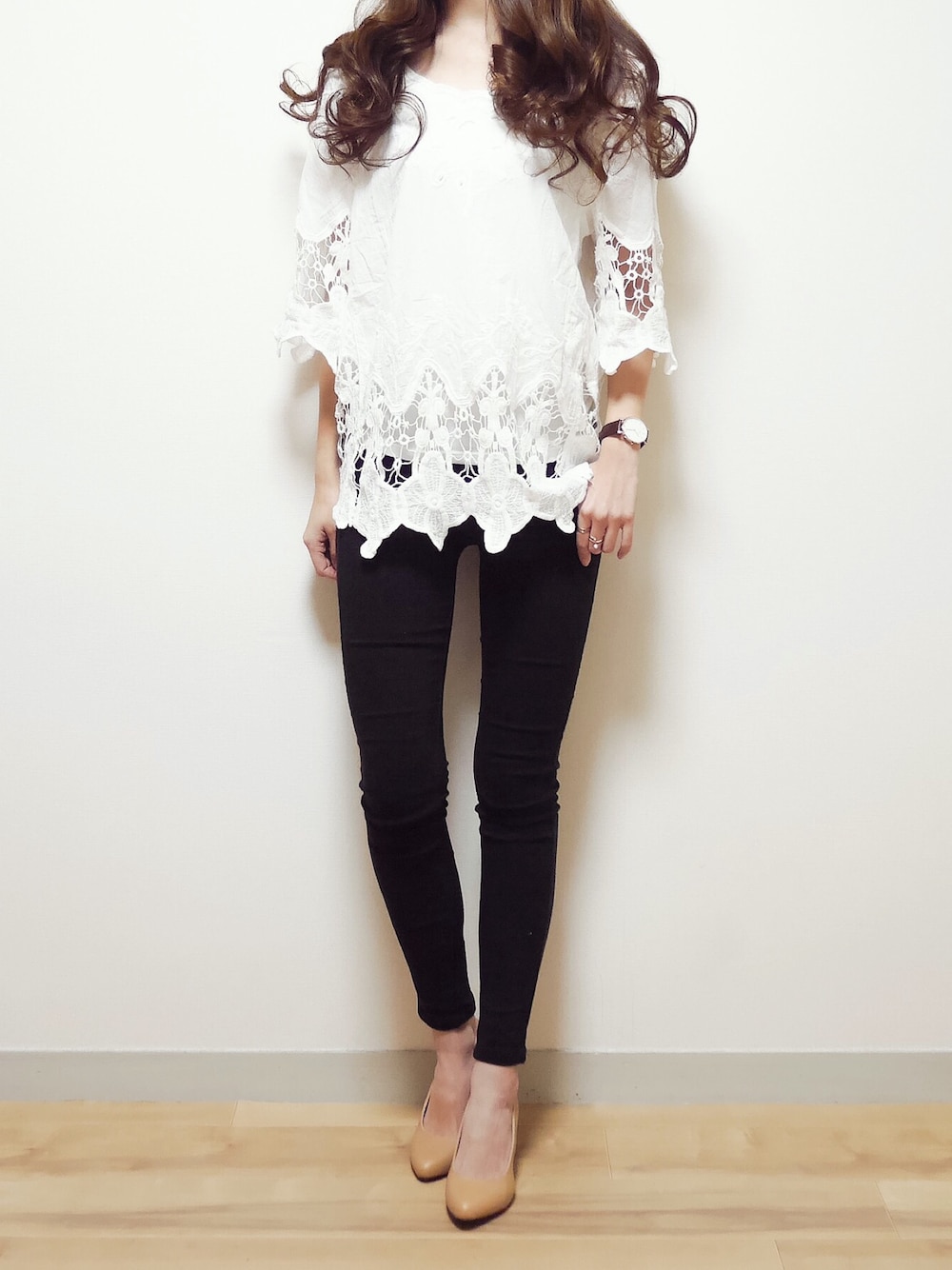 ホワイト系のトップス、ブラウン系のアナログ腕時計を着用したレディースの冬コーディネートの1枚目の写真