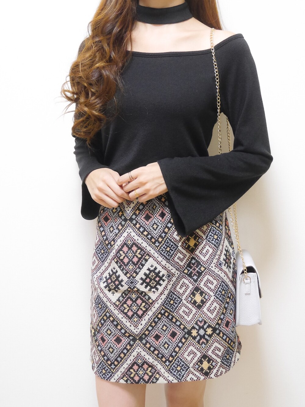 ブラック系のトップス、その他のスカートを着用したレディースの秋コーディネートの1枚目の写真