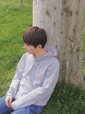 「editpaperのアイテム（パーカー、グレー系）」を使った、kaedeさん（メンズ・182cm）の春コーディネート