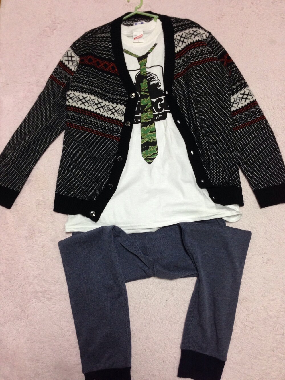 ホワイト系のTシャツ/カットソー、ブルー系のその他パンツを着用したメンズの春コーディネートの1枚目の写真