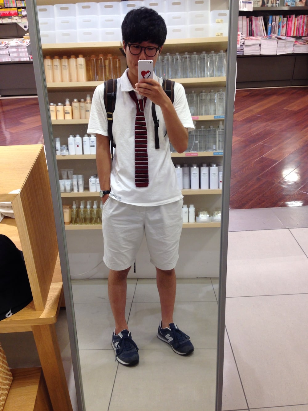 「白Tシャツ、白コーデ」｜「NEW BALANCEのNEW BALANCE  ニューバランス　M574（スニーカー、ブルー系）」を使った、Renさん（メンズ・174cm）の夏コーディネートの1枚目の写真