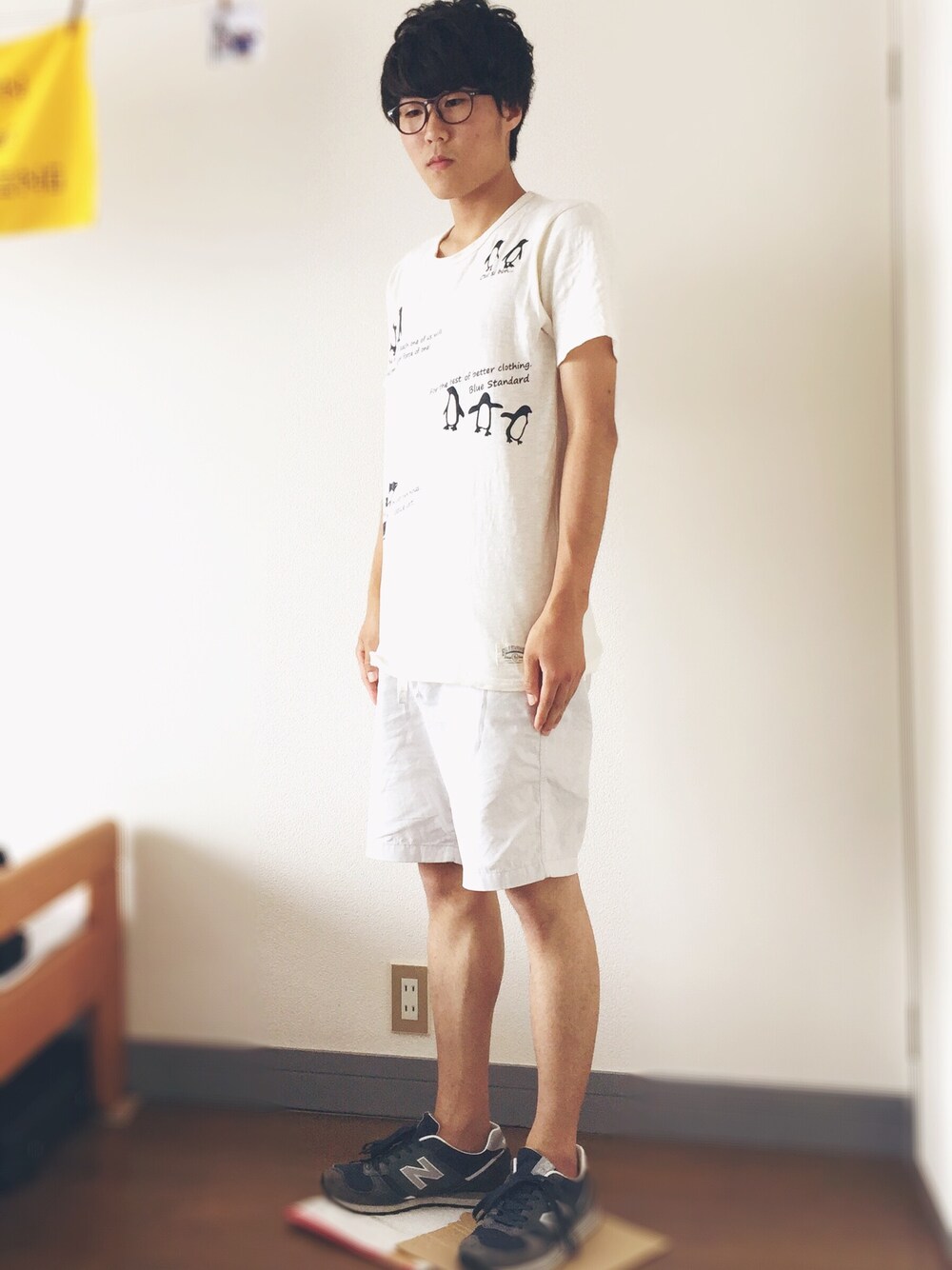 「きれいめカジュアル、安くお洒落に。、白×白、伊達メガネ、BLUE STANDARD、UNIQLO、New Balance」｜「UNIQLOのアイテム（その他パンツ、ホワイト系）」を使った、Renさん（メンズ・174cm）の夏コーディネートの1枚目の写真