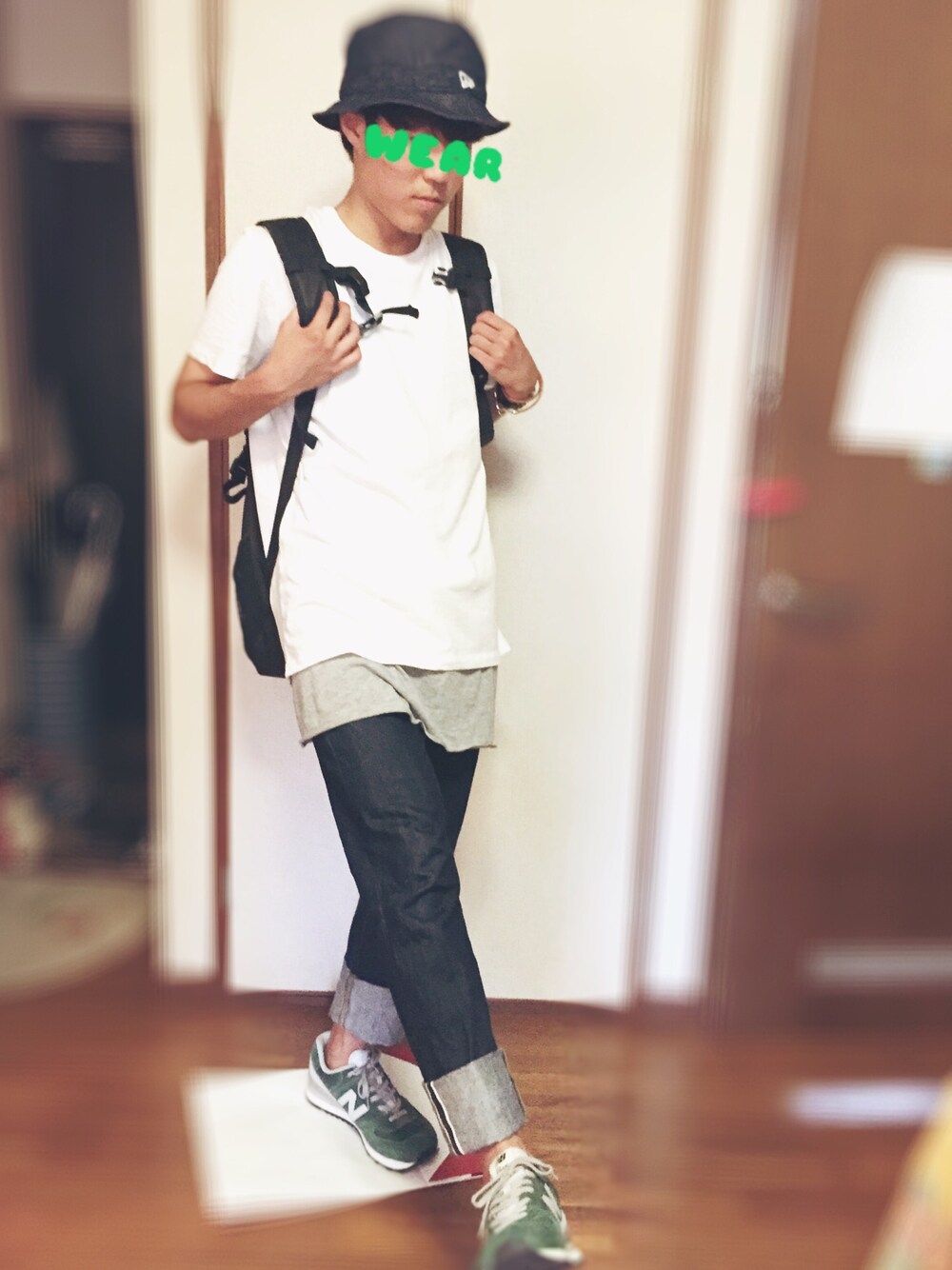 「きれいめカジュアル、NEW ERA、バケットハット、GAP、無地T、白Tシャツ、オーバーサイズ、UNIQLO、ジーンズ、New Balance」｜「NEW BALANCEのNEW BALANCE ニューバランス　ML574VFO    GREEN(VFO)（スニーカー、グリーン系）」を使った、Renさん（メンズ・174cm）の夏コーディネートの1枚目の写真