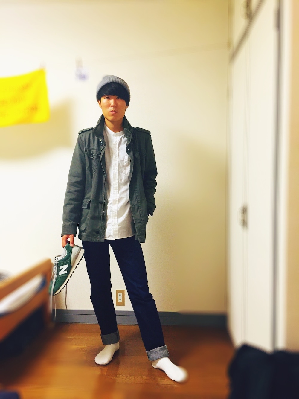 「きれいめカジュアル、秋のコーデ、ニット帽、古着、ミリタリージャケット、ノーカラーシャツ、GU、ジーンズ、UNIQLO、New Balance」｜「UNIQLOのMEN ストレッチスリムフィットテーパードジーンズA（デニムパンツ、ブルー系）」を使った、Renさん（メンズ・175cm）の秋コーディネートの1枚目の写真