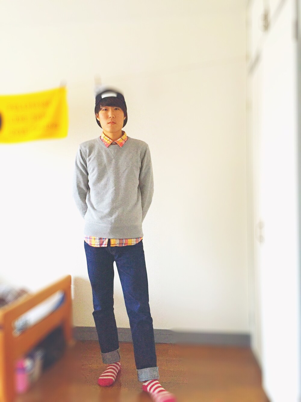 「きれいめカジュアル、安くお洒落に。、UNIQLO、スエット、GLOBAL WORK、ジーンズ、PLAYBOY、ＢＢキャップ」｜「UNIQLOのMEN ストレッチスリムフィットテーパードジーンズA（デニムパンツ、ブルー系）」を使った、Renさん（メンズ・175cm）の秋コーディネートの1枚目の写真