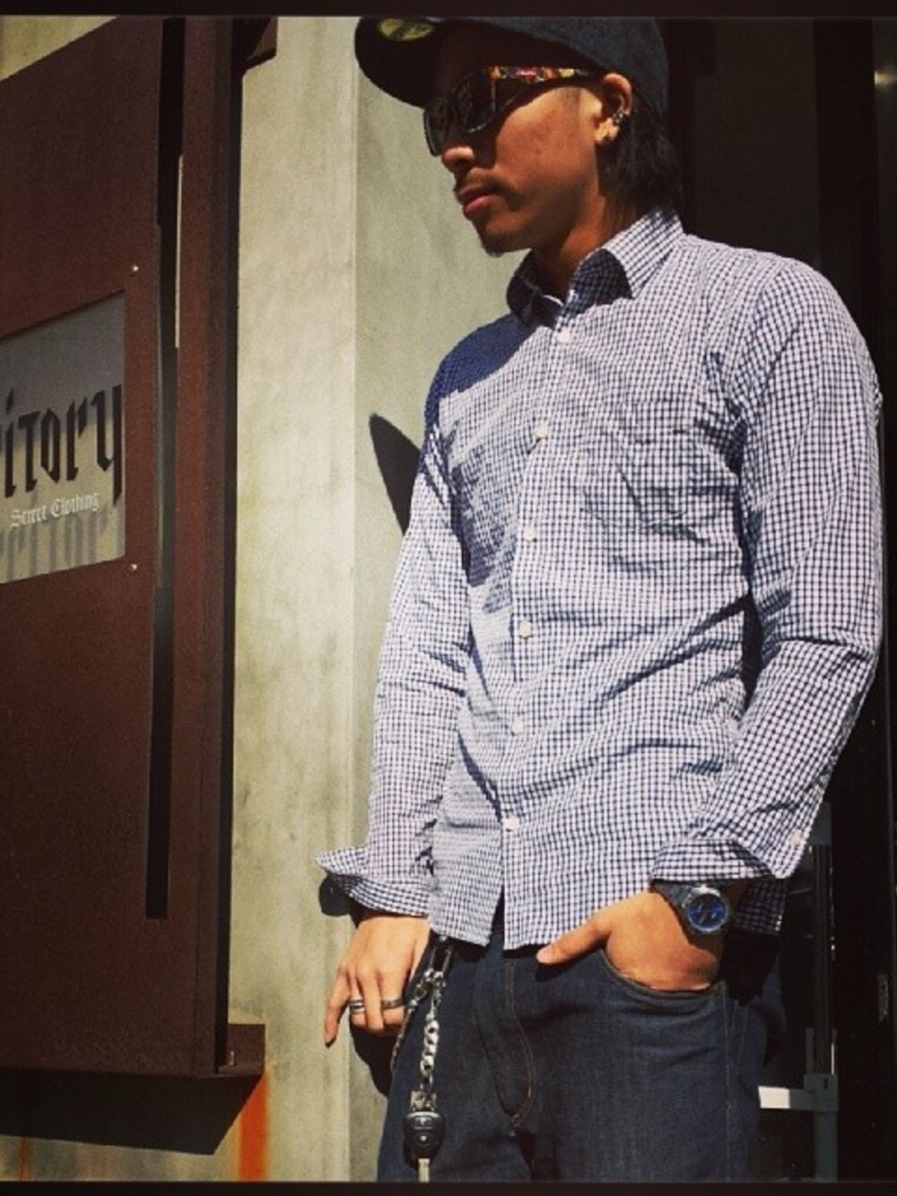 ホワイト系のシャツ/ブラウス、ブラック系のアクセサリー、シルバー系のアクセサリーを着用したメンズの春コーディネートの1枚目の写真