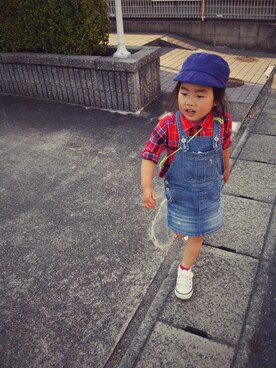「白いスニーカー」｜「アイテム（サロペット/オーバーオール）」を使った、Hiyoさん（キッズ・100cm）の春コーディネート