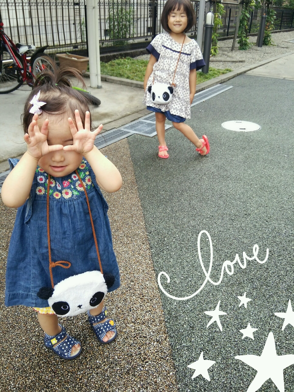 「女の子、姉妹コーデ、ワンピース、デニム、リンクコーデ、おかっぱ」｜「babyGAPのアイテム（ワンピース/ドレス、ブルー系）」を使った、Hiyoさん（キッズ・100cm）の夏コーディネートの1枚目の写真