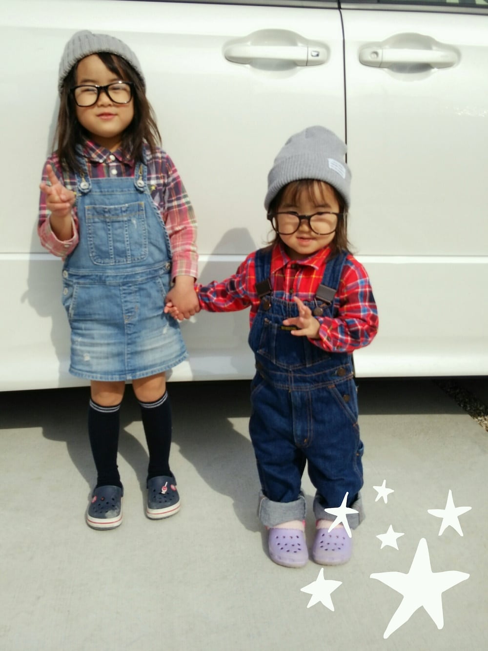 「シャツスタイル祭、メガネ×ニット帽、チェックシャツ、姉妹コーデ、オーバーオール、トシージのオーバーオールfes」｜「X-girl Stagesのアイテム（トップス、ピンク系）」を使った、Hiyoさん（キッズ・100cm）の冬コーディネートの1枚目の写真