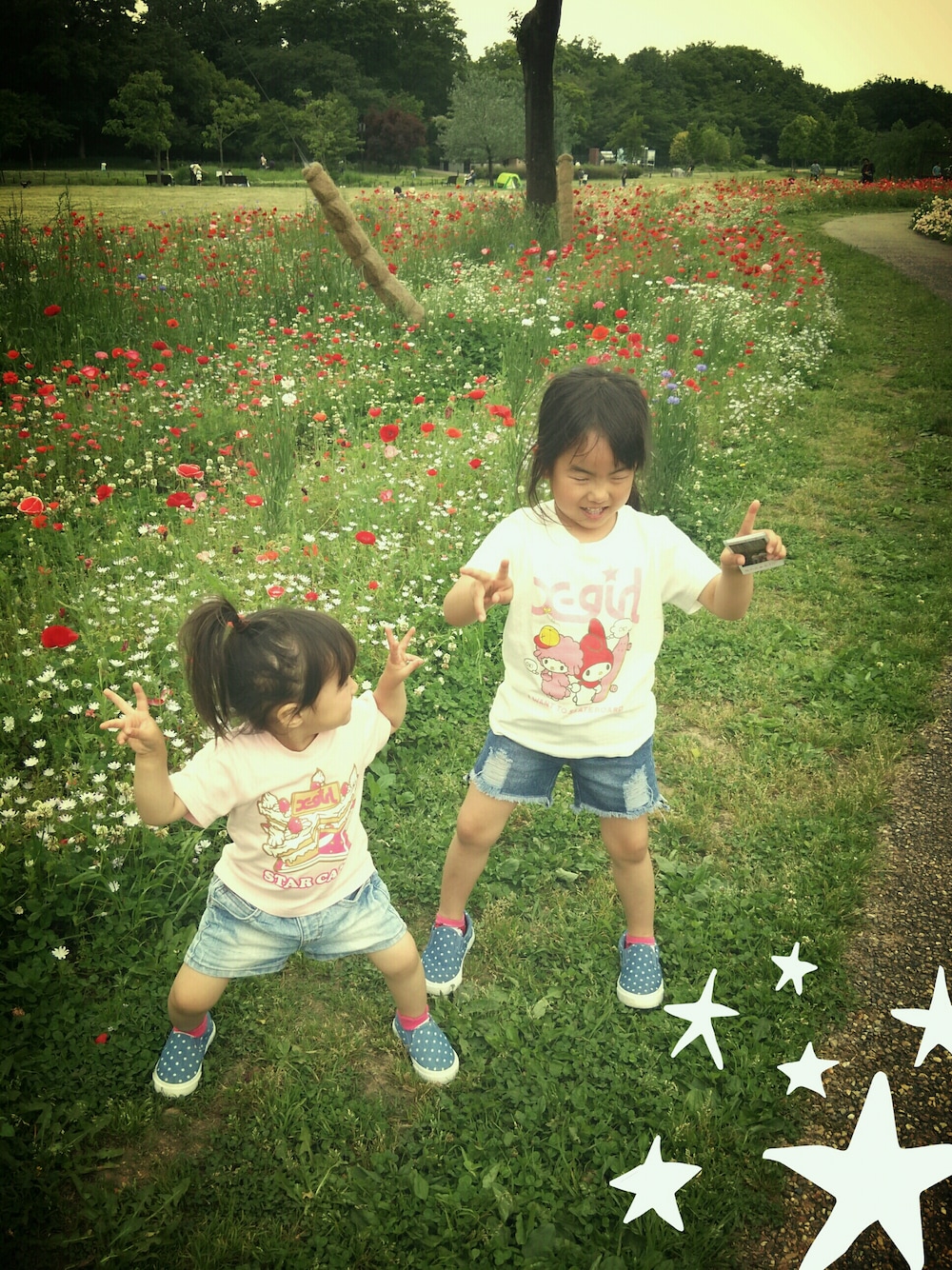 「姉妹コーデ、Tシャツ×デニム、デニムショートパンツ、公園、スリッポン、ポニーテール」｜「X-girl Stagesのアイテム（トップス、ホワイト系）」を使った、Hiyoさん（キッズ・100cm）の春コーディネートの1枚目の写真