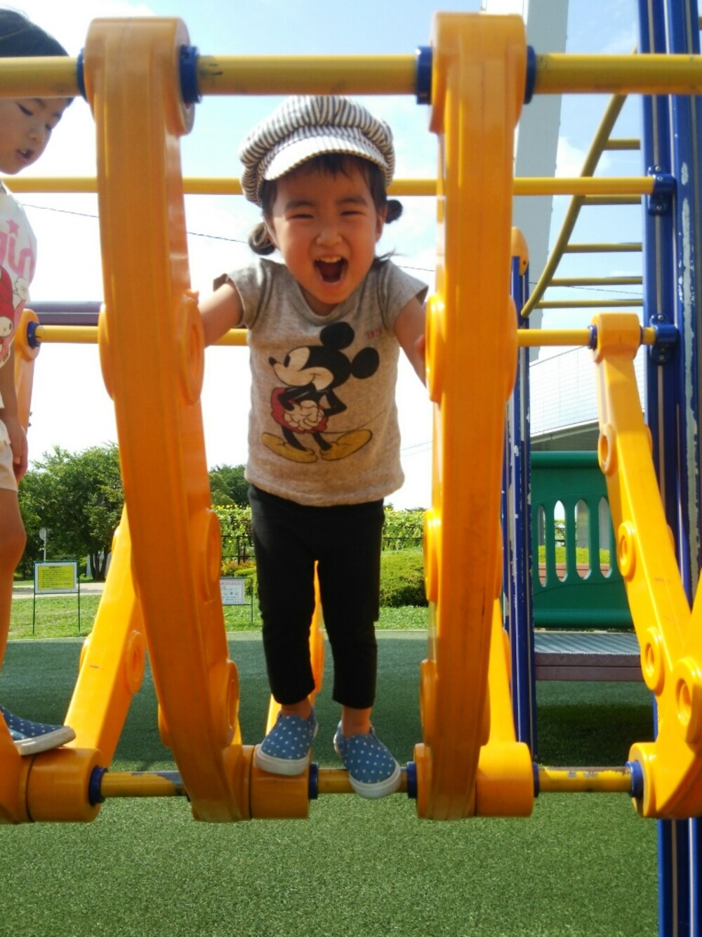 「公園、ミッキー、キャスケット、スリッポン、2歳」｜「F.O.KIDSのアイテム（トップス、グレー系）」を使った、Hiyoさん（キッズ・80cm）の夏コーディネートの1枚目の写真