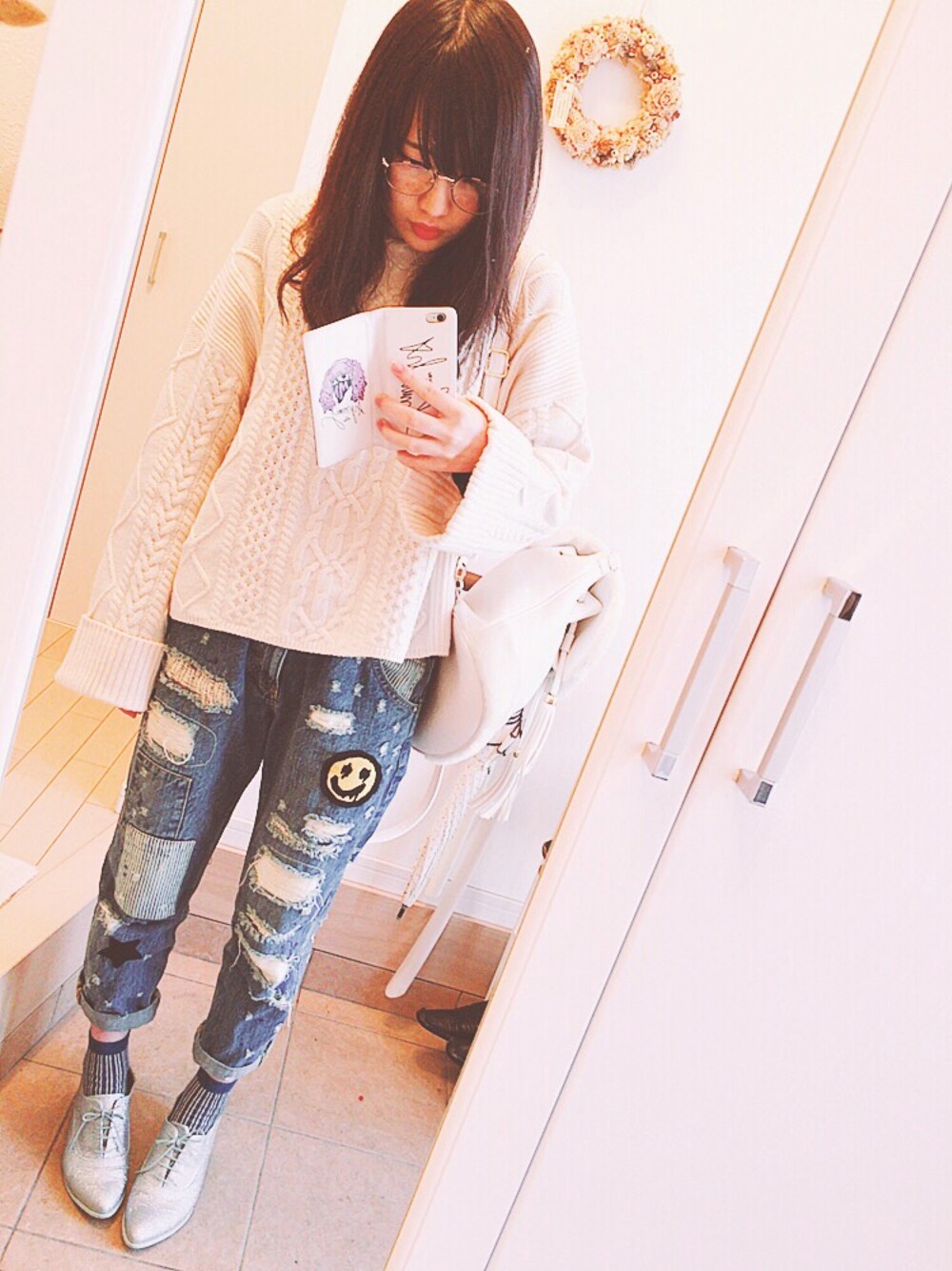 「大人カジュアル、冬コーデ、休日スタイル、冬、白ニット、デニム」｜「MERCURYDUOのアイテム（バックパック/リュック、ホワイト系）」を使った、あおみさん（レディース・158cm）の秋コーディネートの1枚目の写真