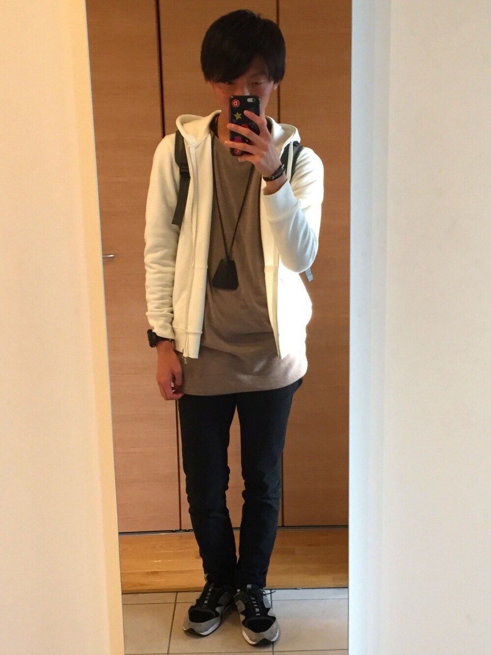 グレー系のバックパック/リュック、ブラック系のTシャツ/カットソー、ホワイト系のパーカーを着用したメンズの春コーディネートの1枚目の写真