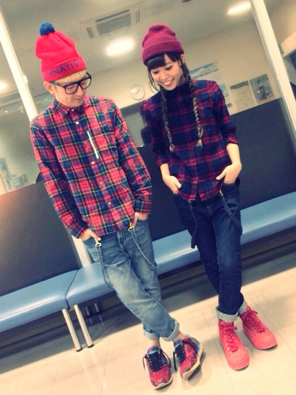 ブルー系のデニムパンツ、レッド系のシャツ/ブラウス、レッド系の福袋/福箱を着用したレディースの秋コーディネートの1枚目の写真