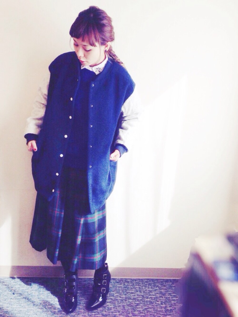 ブラック系のブーティ、ブルー系のその他、ホワイト系のネックレスを着用したレディースの冬コーディネートの1枚目の写真