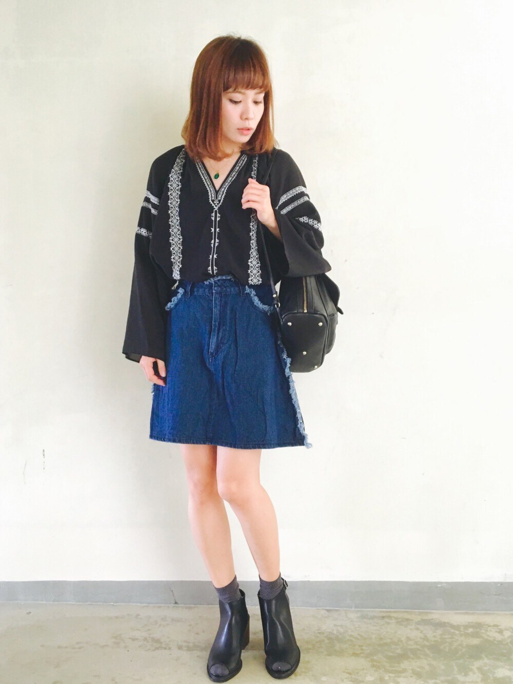 「ラフ、夏コーデ、デニムスカート、休日スタイル、サンダル、デニム、ゆるコーデ」｜「JEANASISのシシュウフレアチュニック/715905 （シャツ/ブラウス、ブラック系）」を使った、MAIKOさん（レディース・155cm）の春コーディネートの1枚目の写真