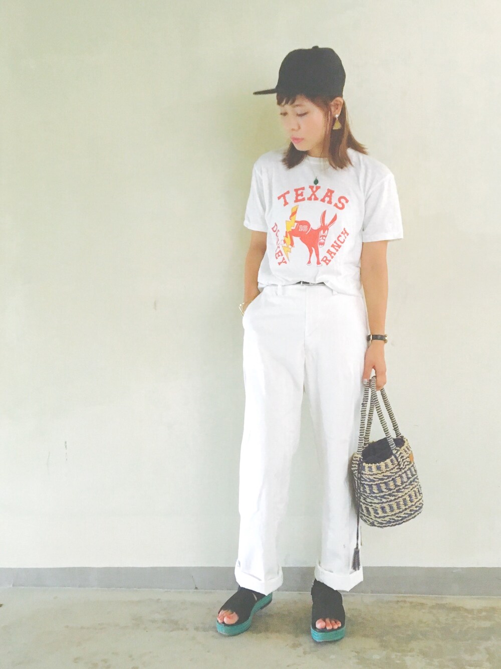 ホワイト系のTシャツ/カットソー、ホワイト系のその他パンツ、ブルー系のかごバッグを着用したレディースの夏コーディネートの1枚目の写真