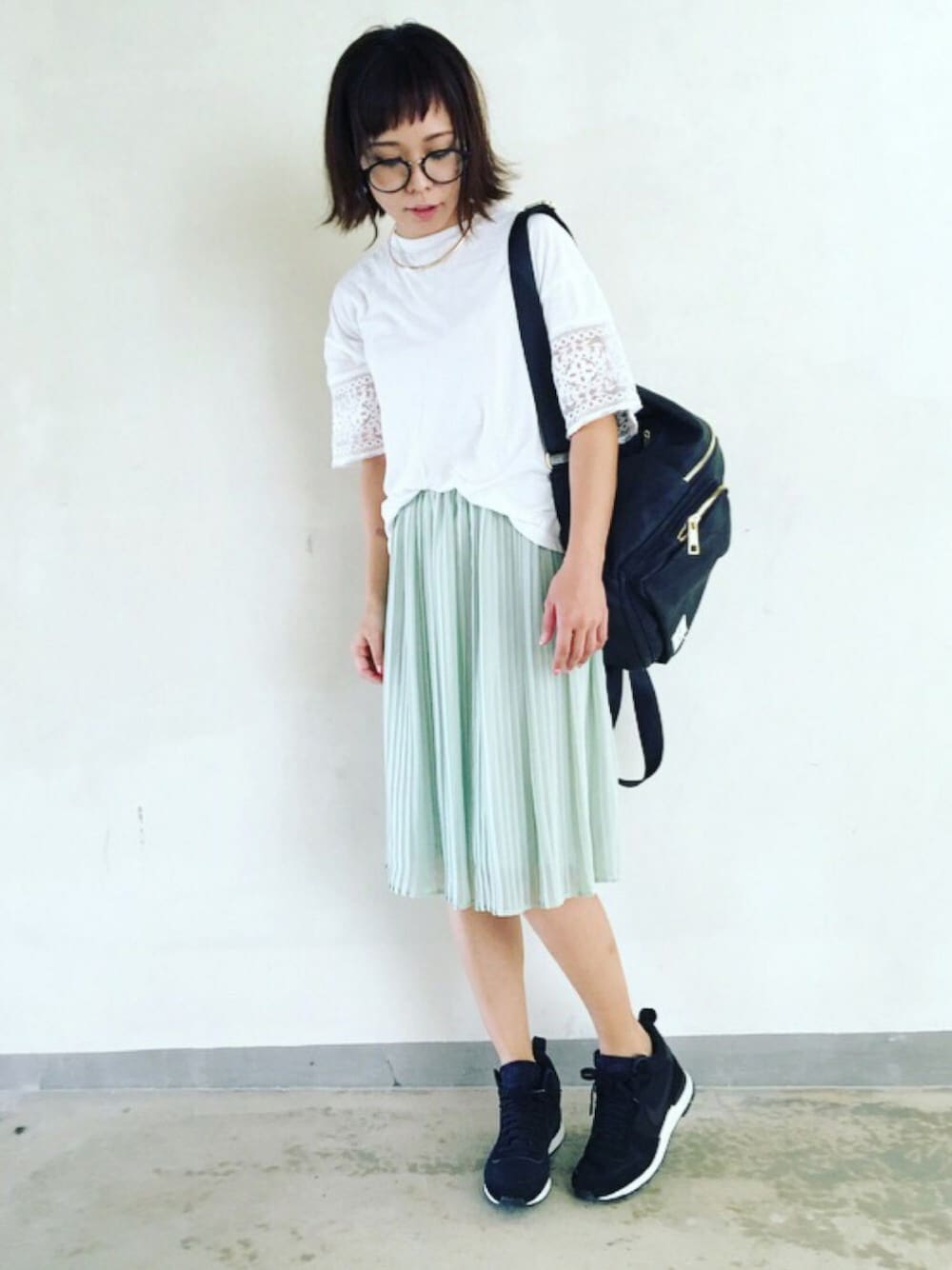 「大人カジュアル、カジュアル、Tシャツ、ホワイト、プリーツスカート、スニーカー、リュック」｜「NATURAL BEAUTY BASICのスレンダーシンプルチョーカー（チョーカー、ゴールド系）」を使った、MAIKOさん（レディース・155cm）の秋コーディネートの1枚目の写真