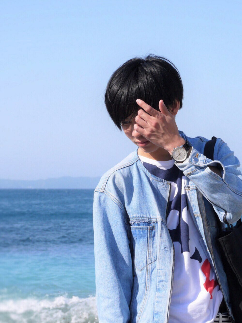 「シンプル、夏、春コーデ、デニム、Tシャツ、時計、デニムオンデニム、海」｜「istのアイテム（ライダースジャケット、ブルー系）」を使った、しろ△さん（メンズ・170cm）の春コーディネートの1枚目の写真