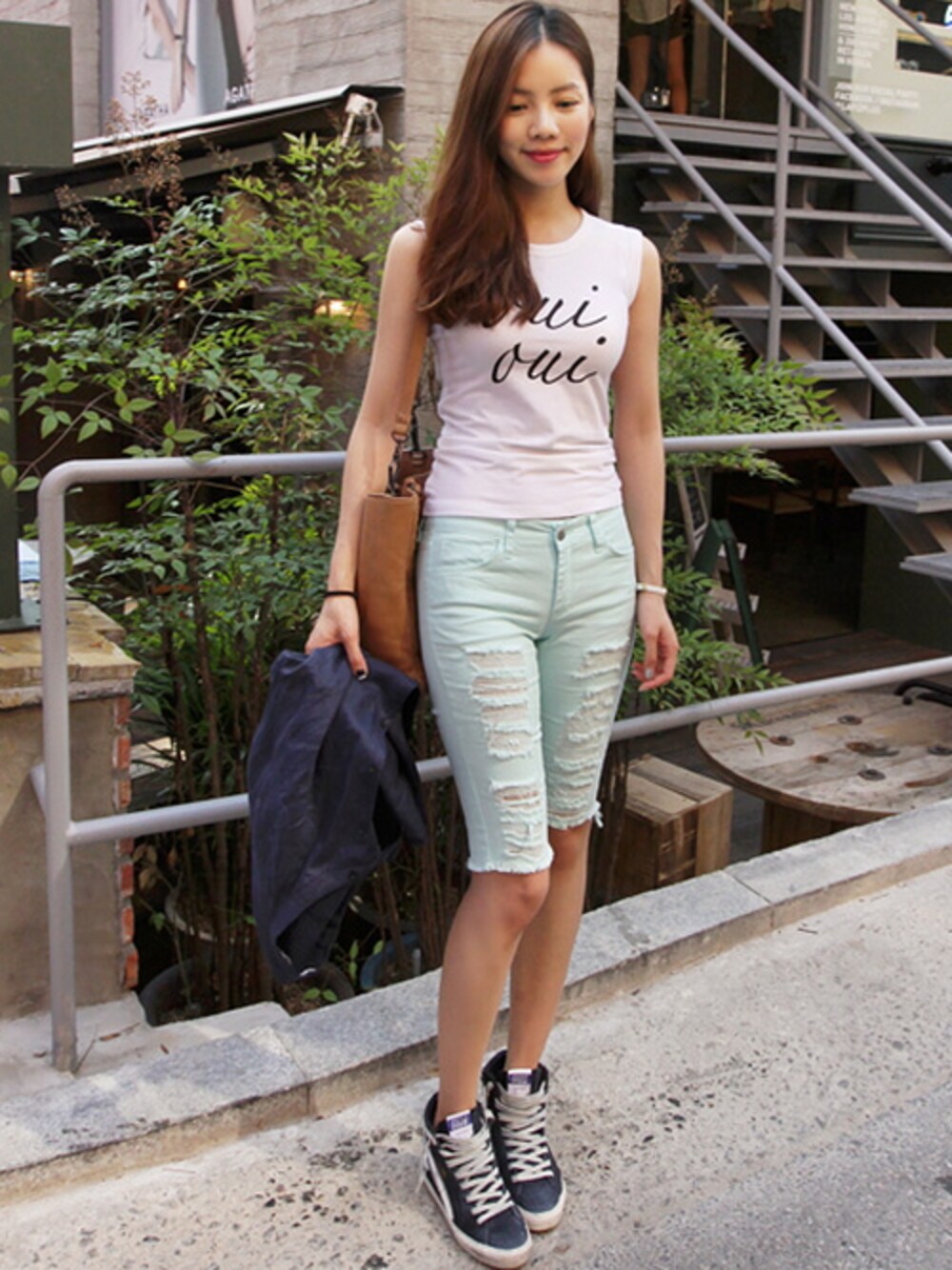 「夏、Tシャツ、海、ハーフパンツ、ダメージデニムパンツ、ノースリーブ、 Bagazimuri、Tシャツ×デニム」｜「BAGAZIMURIの華奢ロゴ入り スリムノースリーブＴシャツ（Tシャツ/カットソー、ホワイト系）」を使った、bagazimuriさん（レディース・164cm）の夏コーディネートの1枚目の写真
