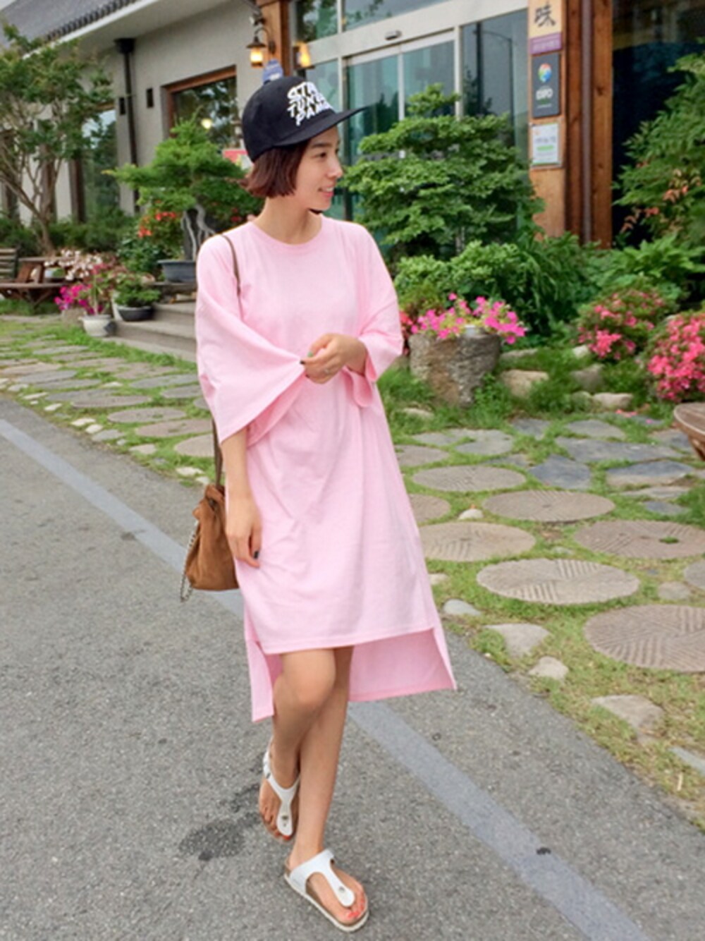 「ワンピース、ピンク、ナチュラル、ルームウェア、 ベーシック、 夏、 Bagazimuri」｜「BAGAZIMURIのラウンドネックルーズワンピース（ワンピース、ピンク系）」を使った、bagazimuriさん（レディース・162cm）の夏コーディネートの1枚目の写真
