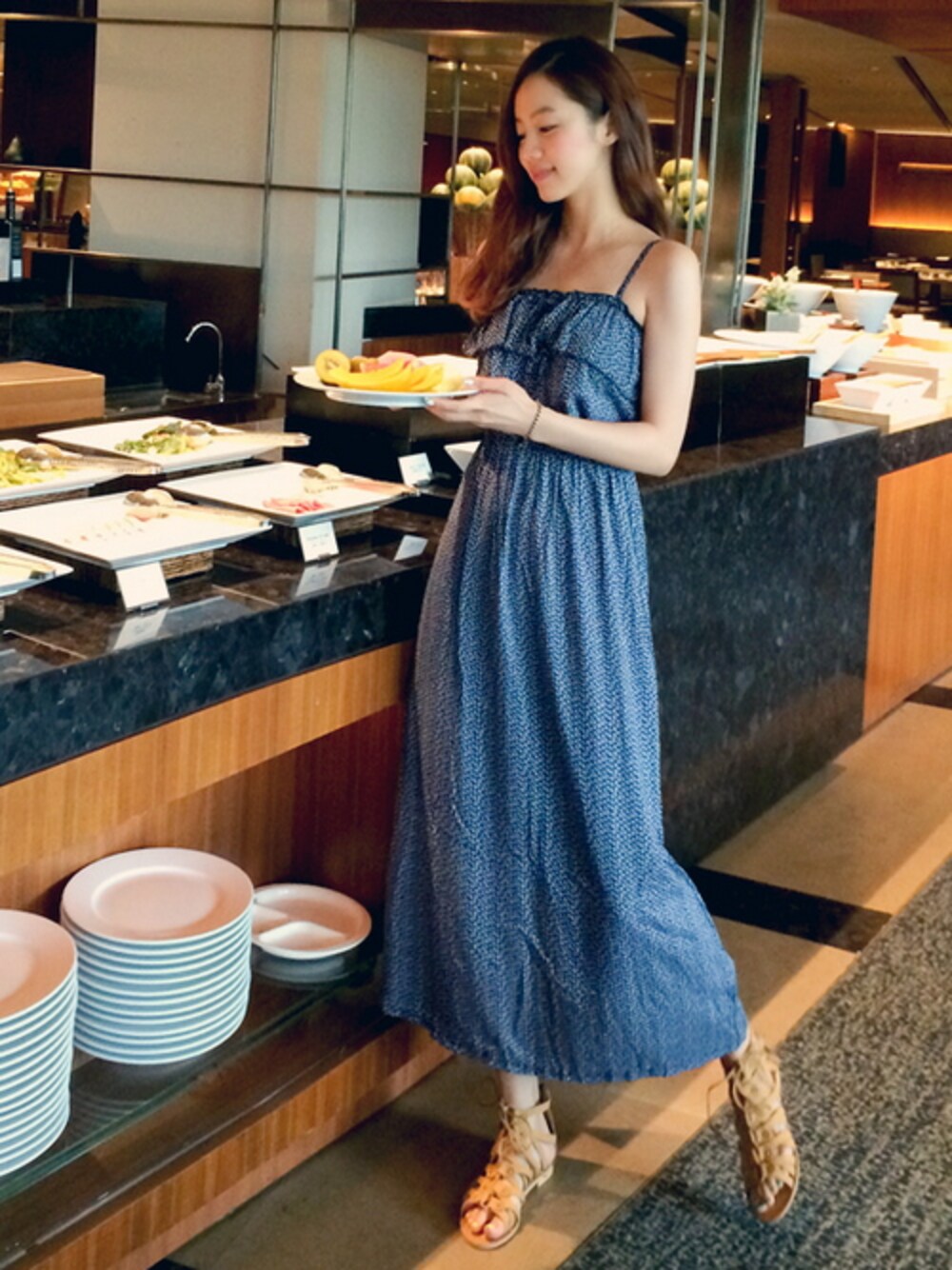 「ワンピース、夏、海、ブレスレット、サンダル、ビーズ、小花柄、マキシ丈ワンピース、シルバーアクセサリー、 Bagazimuri」｜「BAGAZIMURIの小花柄シャーリングマキシキャミワンピース（ワンピース、ブルー系）」を使った、bagazimuriさん（レディース・164cm）の夏コーディネートの1枚目の写真