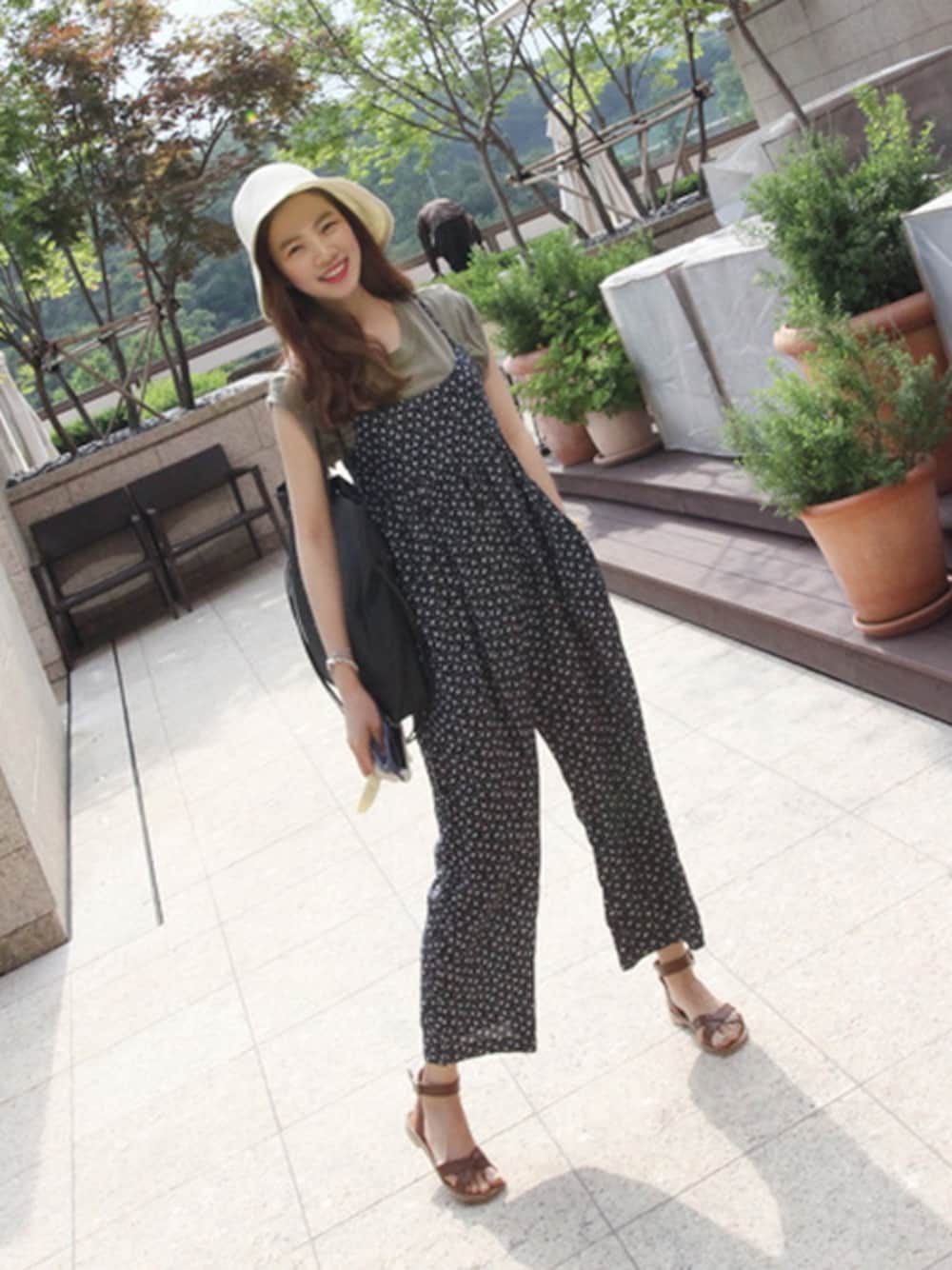 「夏、 Tシャツ、オールインワン、モノトーン、つなぎ、韓国、サンダル、プリントT、小花柄、 Bagazimuri」｜「BAGAZIMURIの小花柄オールインワン（つなぎ/オールインワン、ブラック系）」を使った、bagazimuriさん（レディース・164cm）の夏コーディネートの1枚目の写真