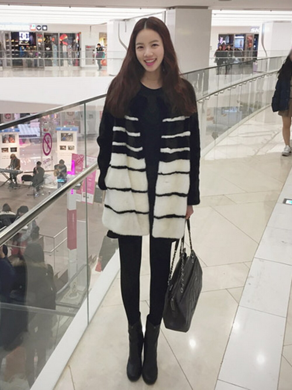「ファーコート、ボーダートップス、女子会、ブラック×ホワイト、韓国ブランド、BAGAZIMURI、海外セレブ風、ミンク、2014年、ラストWEAR」｜「ブラック×ホワイト配色ミンクファーコート（その他アウター、ブラック系）」を使った、bagazimuriさん（レディース・164cm）の冬コーディネートの1枚目の写真