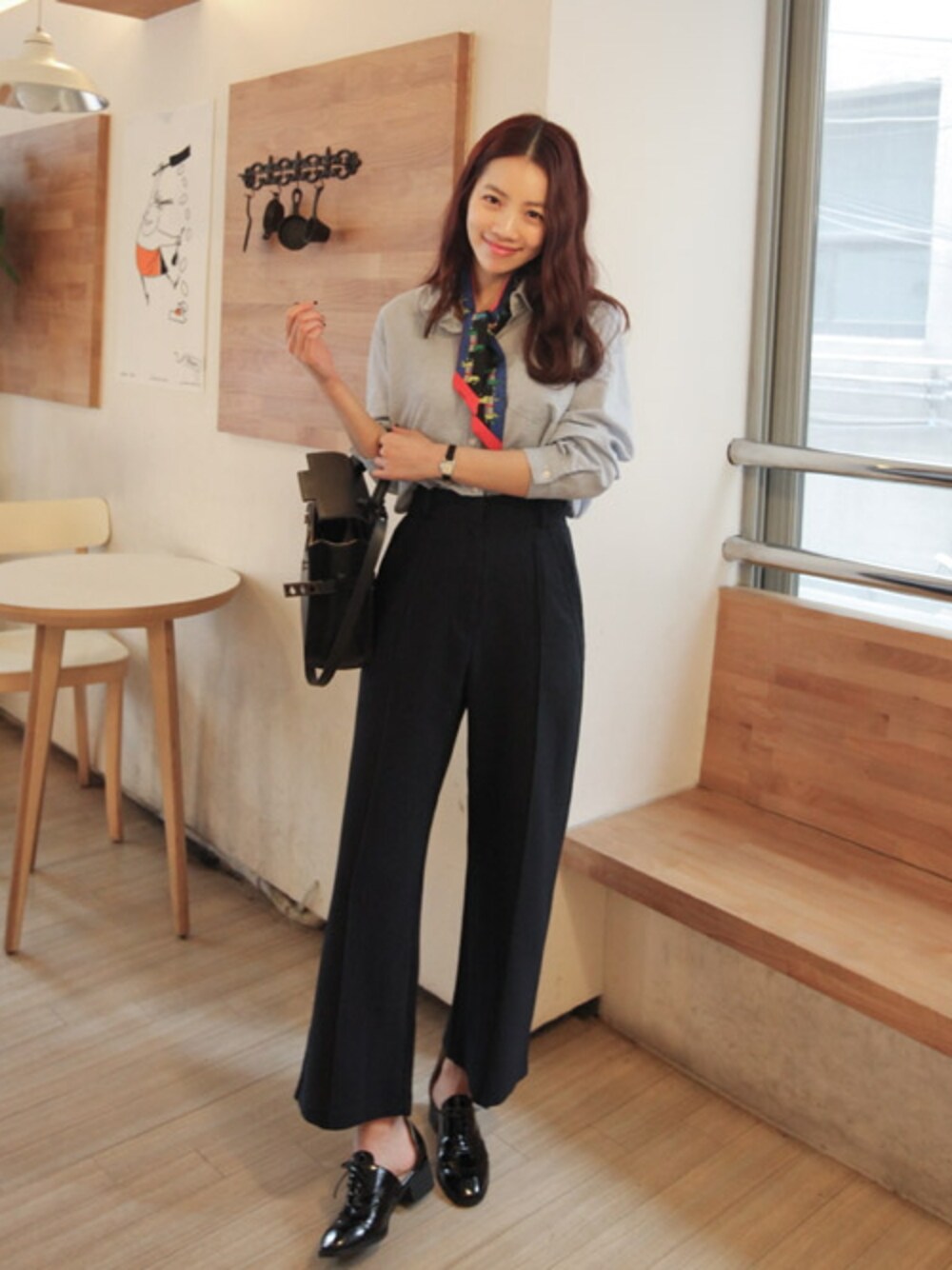 「パンプス、ローファー、スカーフ、ワイドパンツ、無地シャツ、ハイウエストパンツ、シャツスタイル、ストラップシューズ、韓国ブランド、BAGAZIMURI」｜「ドロップショルダーコットンシャツ（シャツ/ブラウス、ブルー系）」を使った、bagazimuriさん（レディース・164cm）の冬コーディネートの1枚目の写真
