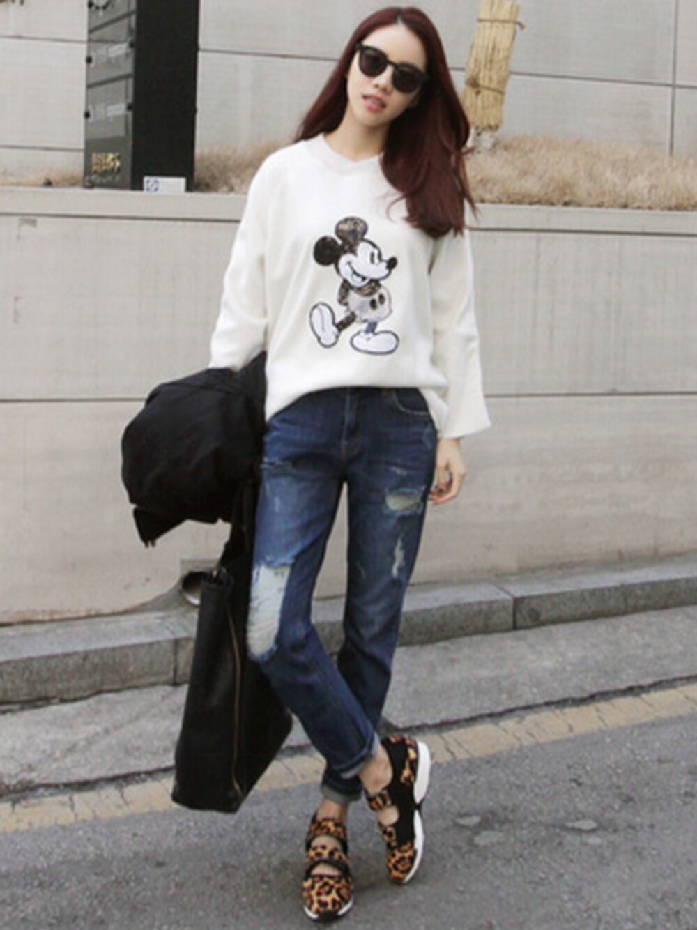 ホワイト系のTシャツ/カットソー、ブルー系のデニムパンツを着用したレディースの冬コーディネートの1枚目の写真