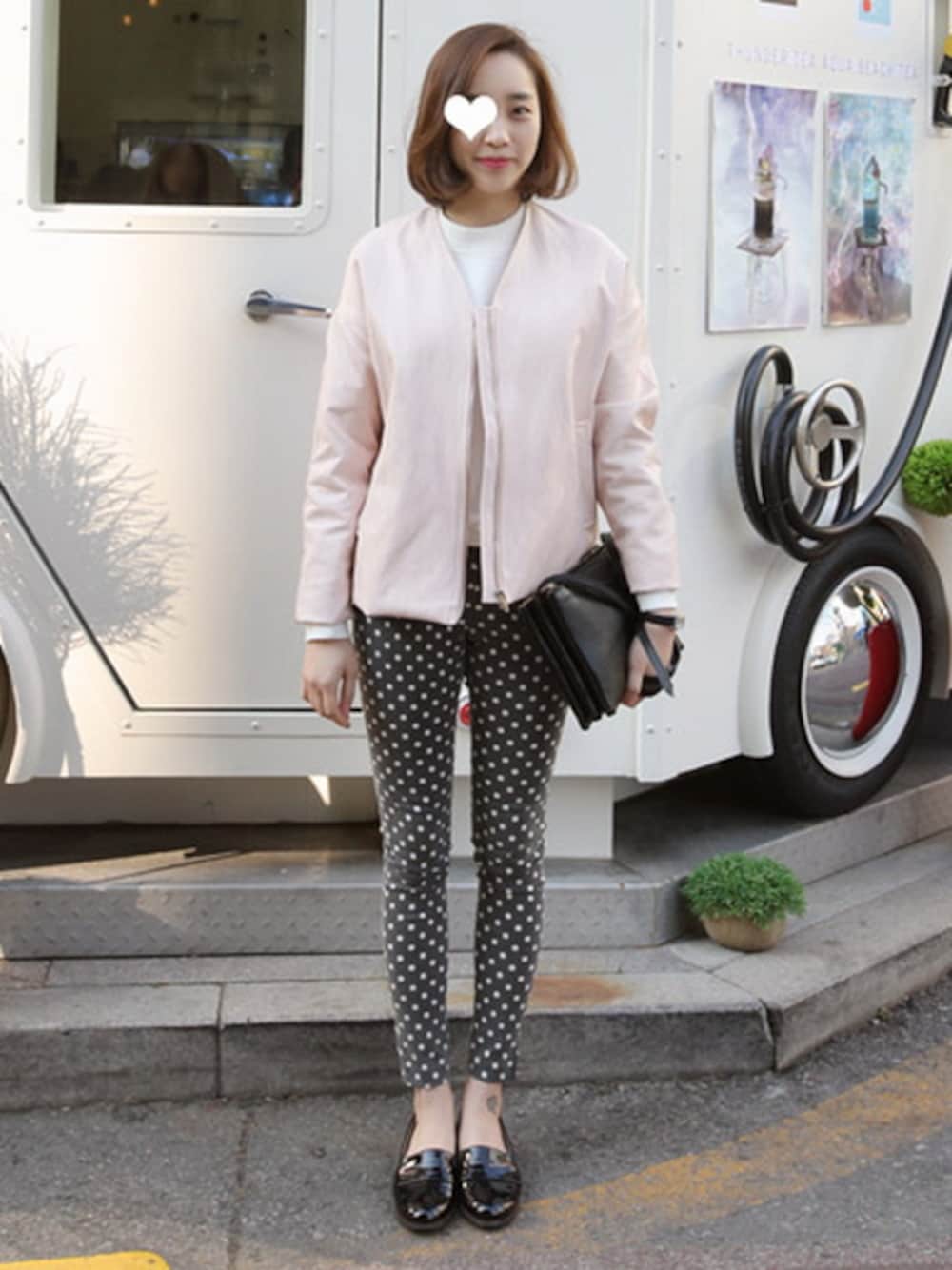 ピンク系のノーカラージャケット、グレー系のその他パンツ、ブラック系のパンプスを着用したレディースの春コーディネートの1枚目の写真