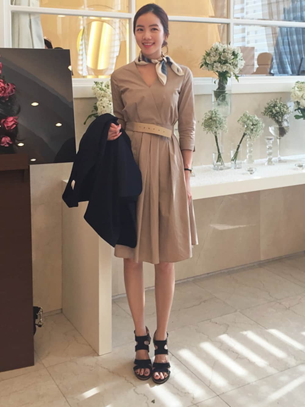 「ワンピース、ベージュ、スカーフ、フォーマル、サンダル、結婚式二次会スタイル、オフィススタイル、韓国ブランド、BAGAZIMURI」｜「ラップ風フレアワンピース（ワンピース、ベージュ系）」を使った、bagazimuriさん（レディース・164cm）の春コーディネートの1枚目の写真