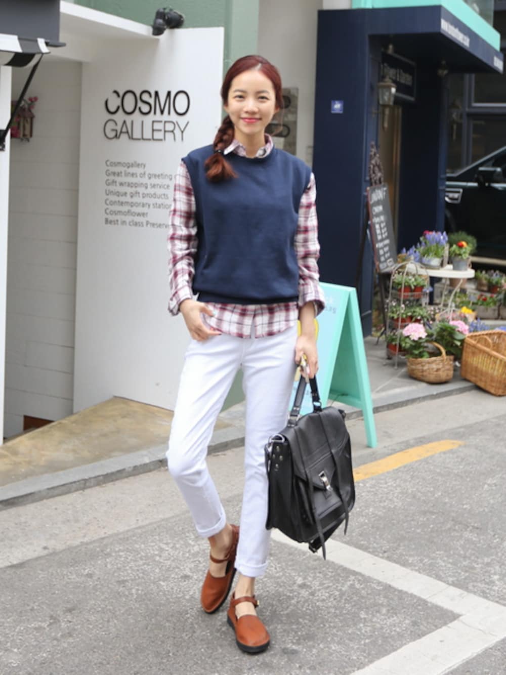 ブルー系のベスト、レッド系のシャツ/ブラウス、ブラウン系のサンダルを着用したレディースの春コーディネートの1枚目の写真