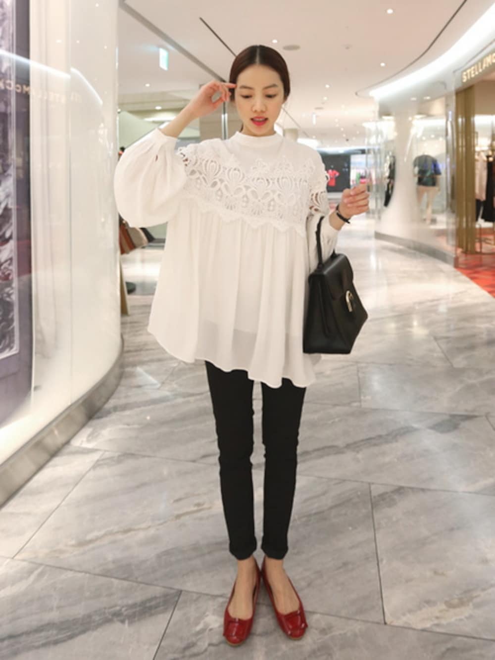 ホワイト系のシャツ/ブラウス、ブラック系のその他パンツ、レッド系のパンプスを着用したレディースの春コーディネートの1枚目の写真