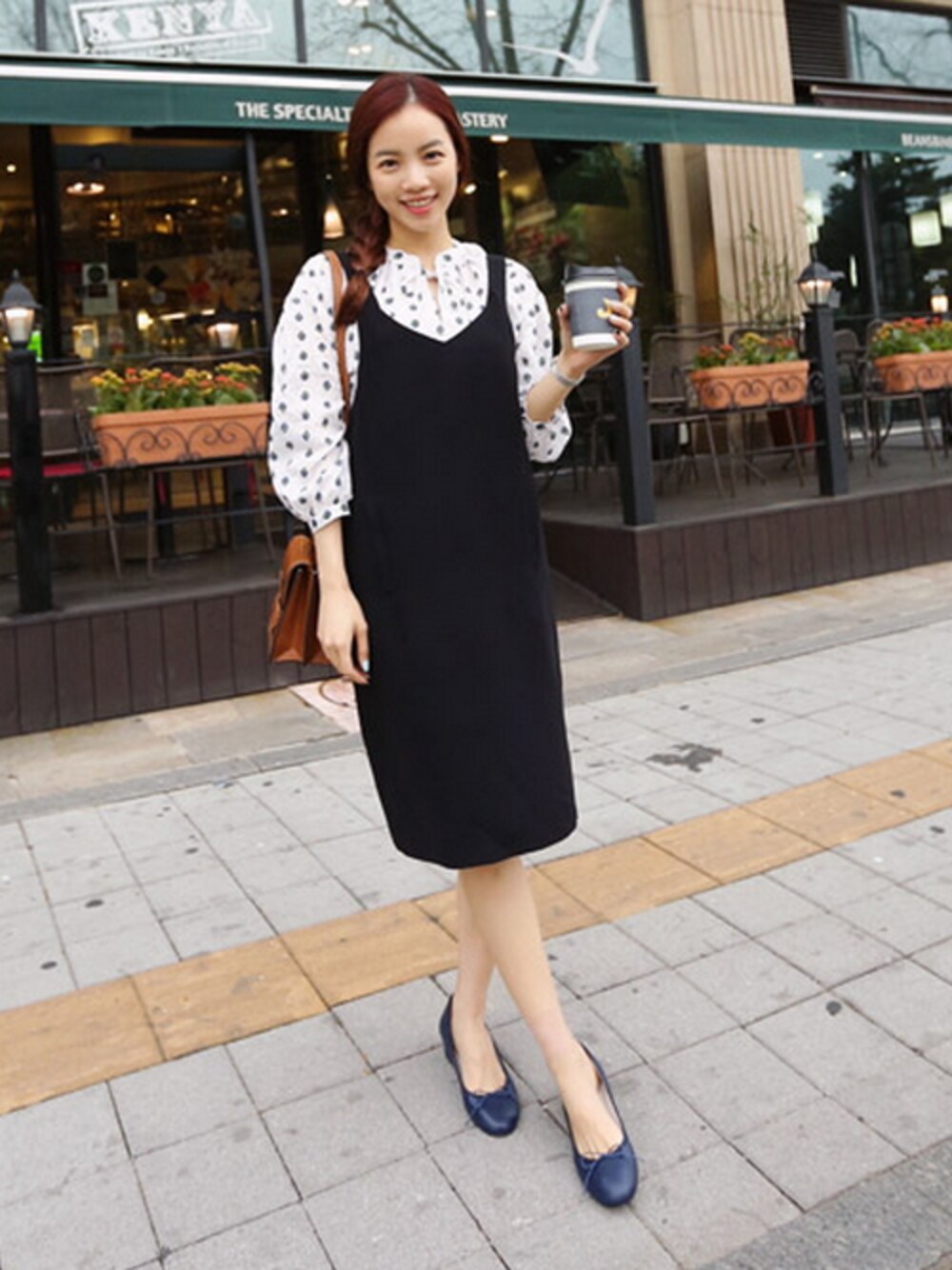 「ブラウス、カジュアル、エスニック、サロペット、フラットシューズ、デートスタイル（WOMEN）、サロペットスカート、デイリーカジュアル、 Bagazimuri」｜「エスニックフラワーパターンブラウス（シャツ/ブラウス、ホワイト系）」を使った、bagazimuriさん（レディース・164cm）の春コーディネートの1枚目の写真