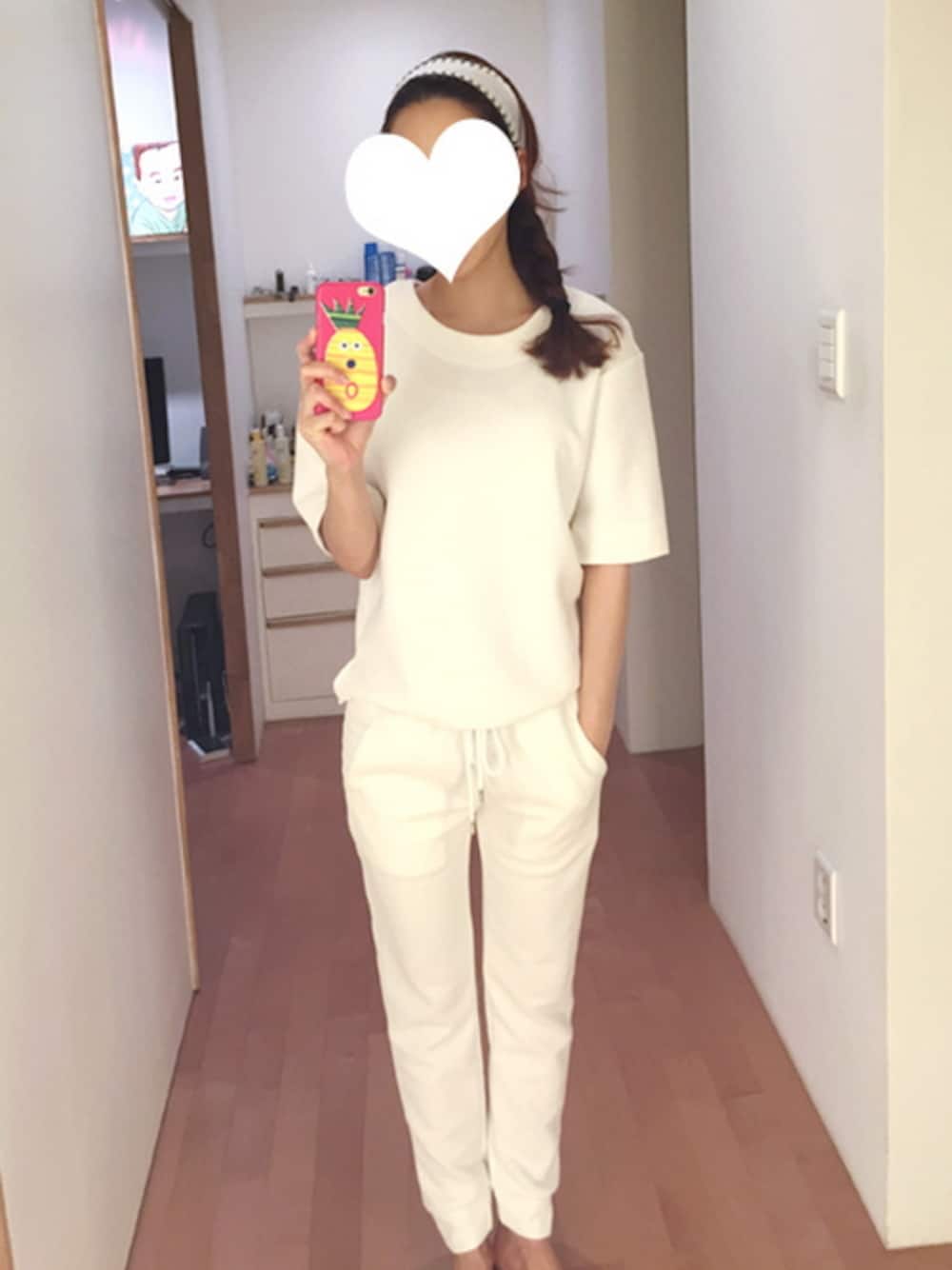 ホワイト系のルームウェア/パジャマを着用したレディースの春コーディネートの1枚目の写真
