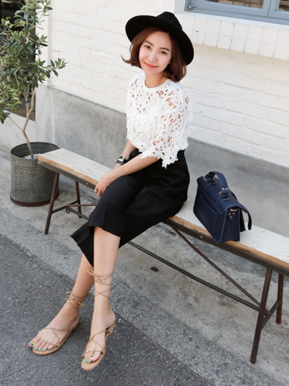 ホワイト系のシャツ/ブラウス、ブラック系のスラックスを着用したレディースの春コーディネートの1枚目の写真