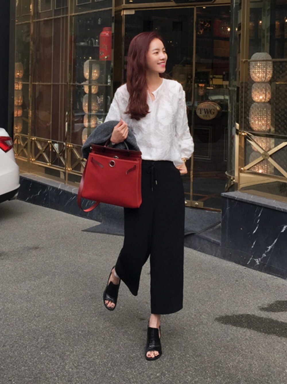 ホワイト系のシャツ/ブラウス、ブラック系のチノパンツを着用したレディースの夏コーディネートの1枚目の写真