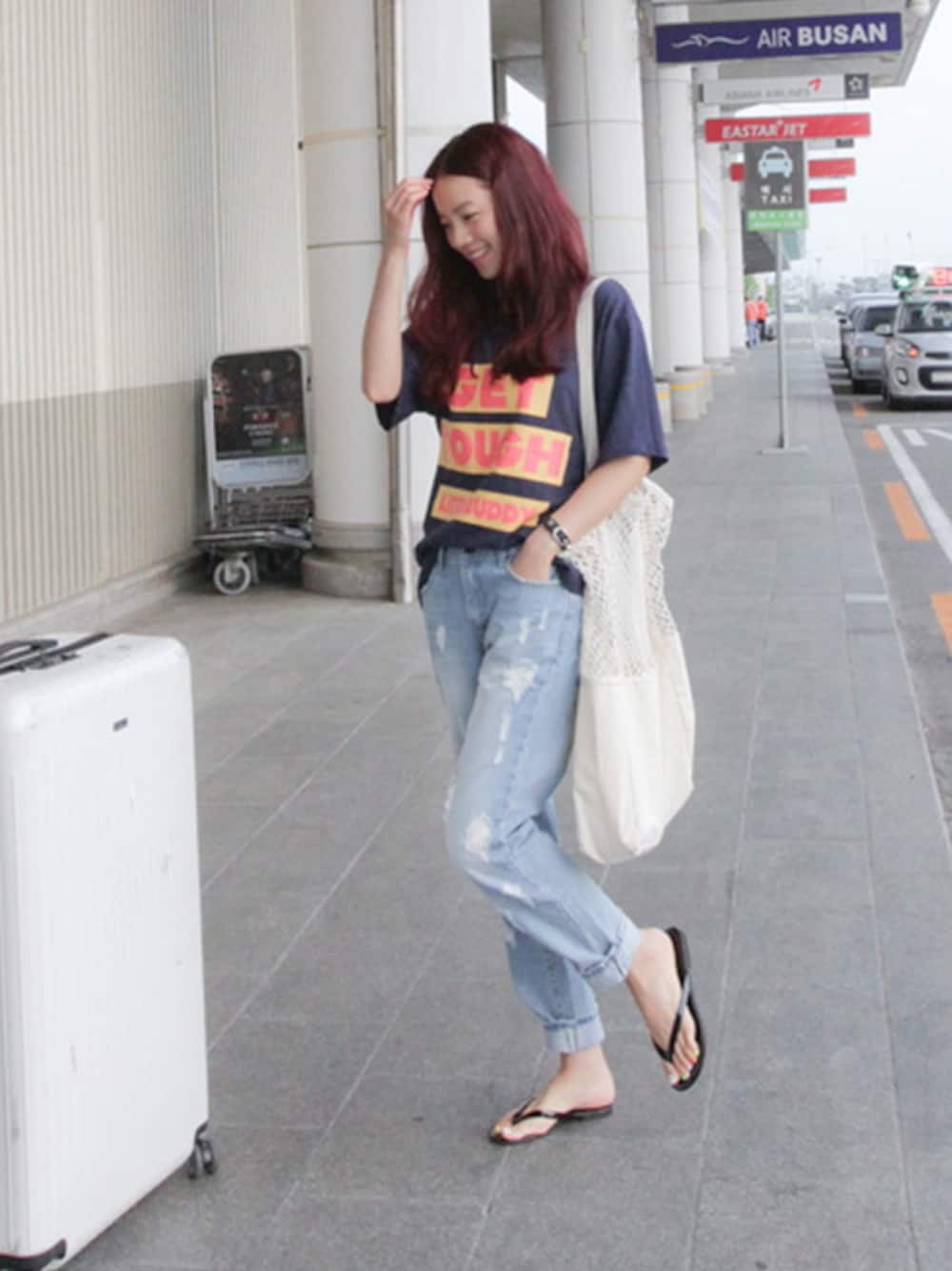 ブルー系のTシャツ/カットソー、ブルー系のデニムパンツ、ホワイト系のエコバッグ/サブバッグを着用したレディースの夏コーディネートの1枚目の写真