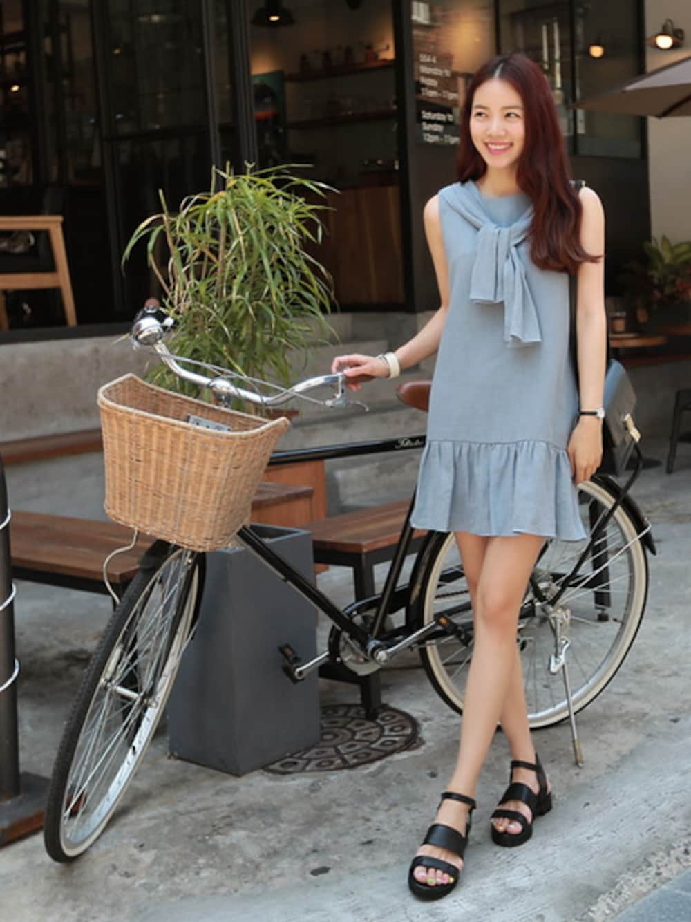 グレー系のワンピース、ブラック系のアナログ腕時計を着用したレディースの夏コーディネートの1枚目の写真