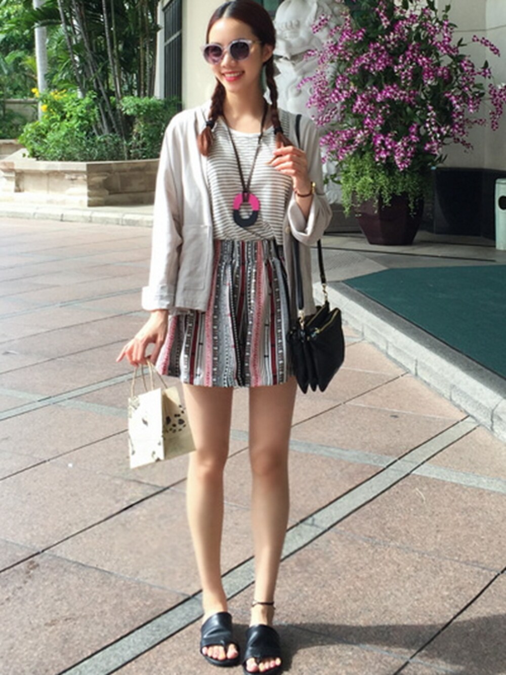 レッド系のその他パンツ、ピンク系のネックレス、ブラック系のアンクレットを着用したレディースの夏コーディネートの1枚目の写真