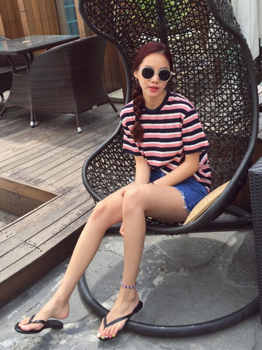 ブルー系のTシャツ/カットソー、ブルー系のデニムパンツ、ブルー系のアンクレットを着用したレディースの夏コーディネートの1枚目の写真