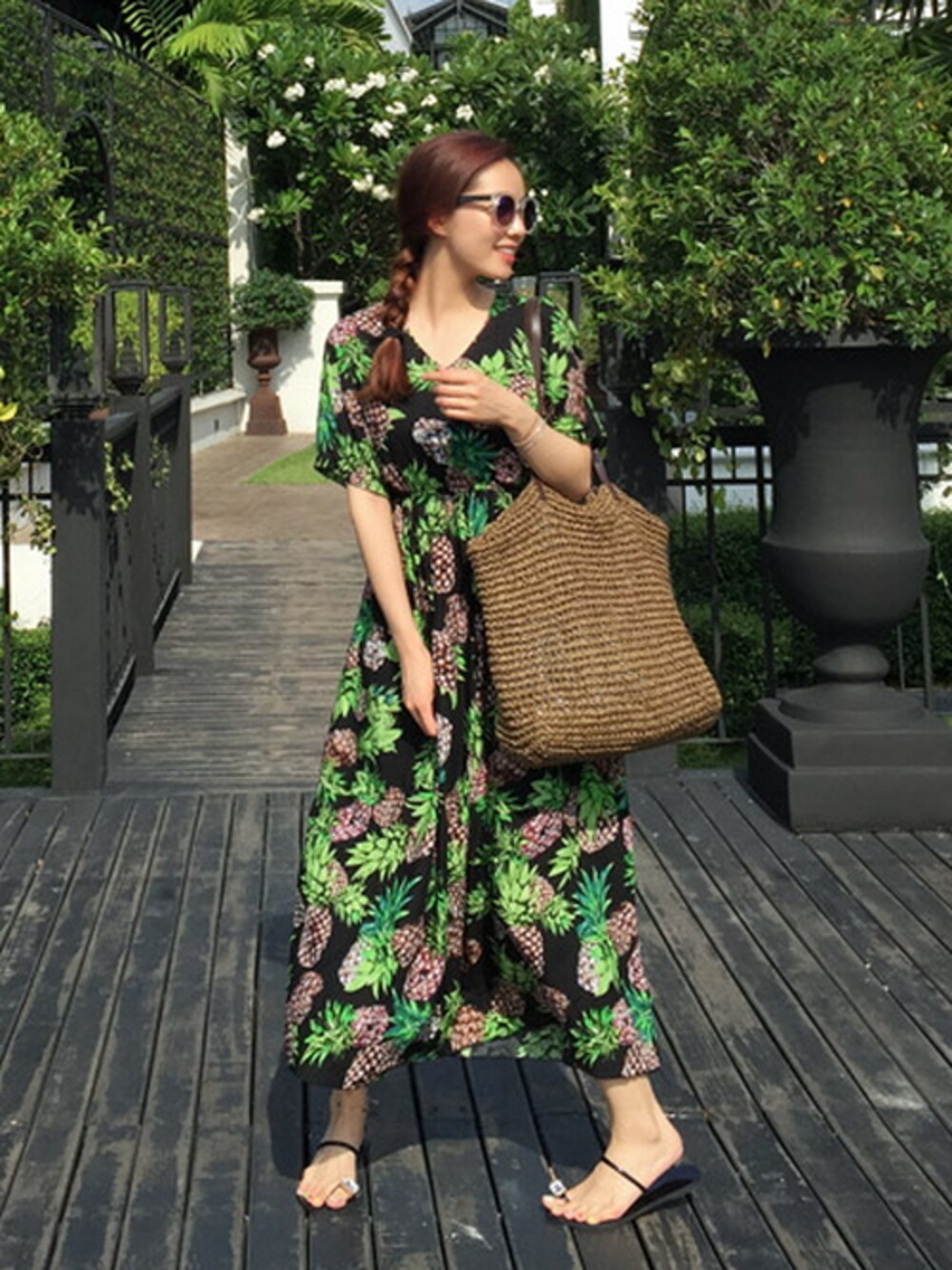 ブラウン系のエコバッグ/サブバッグを着用したレディースの夏コーディネートの1枚目の写真