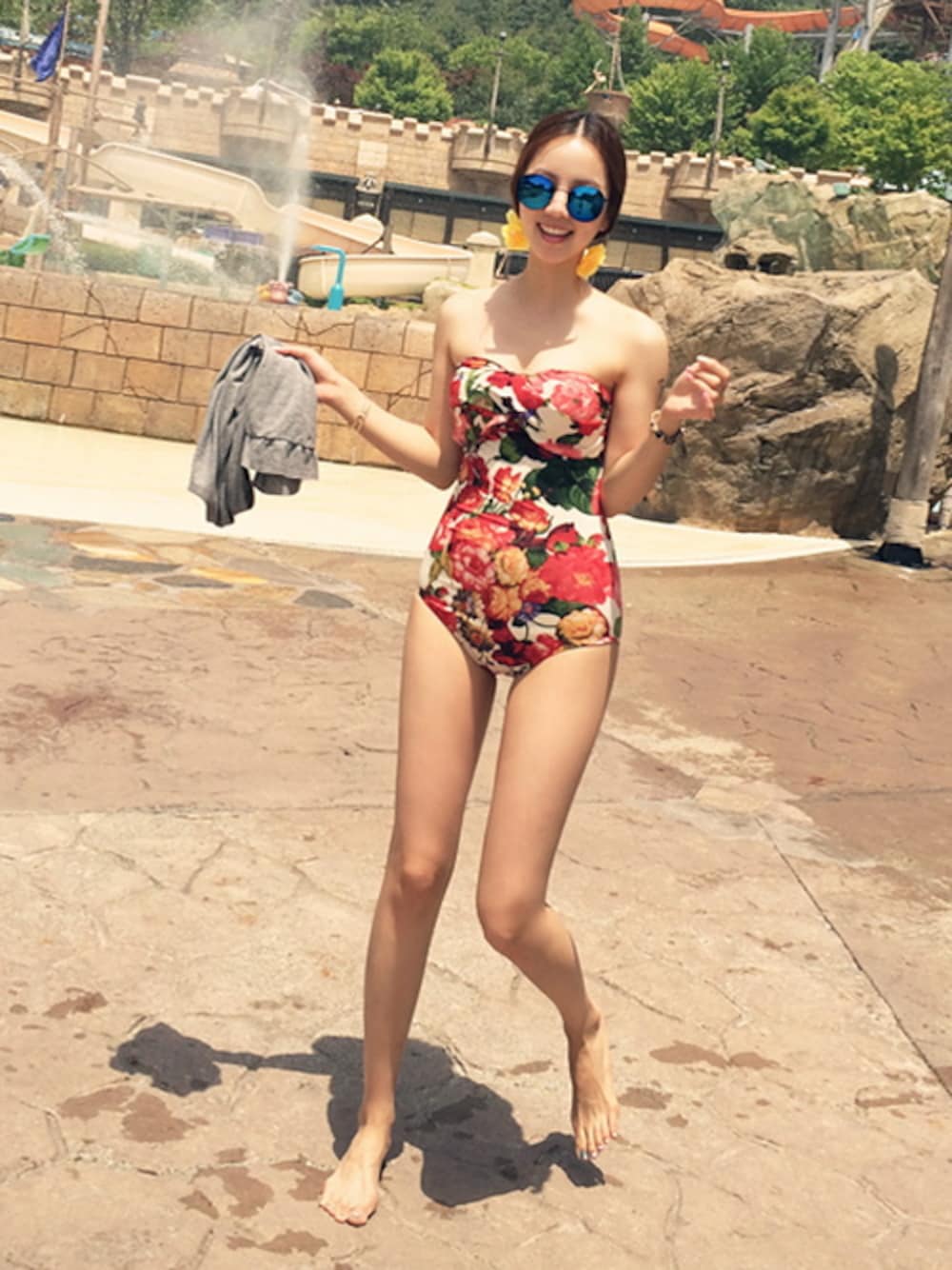 ベージュ系の水着を着用したレディースの夏コーディネートの1枚目の写真